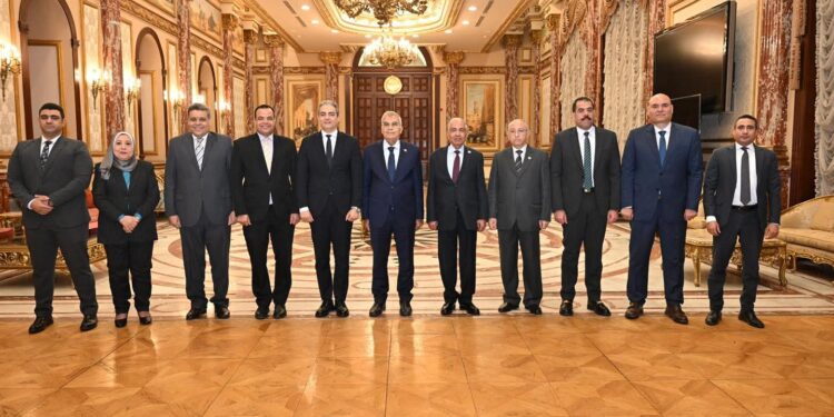 رئيس مجلس الشيوخ يستقبل نقيب الإعلاميين ووفد النقابة لتقديم التهنئة