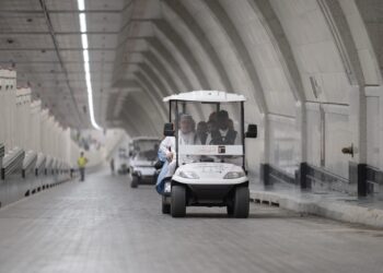 عناية خاصة بكبار السن… مسارات مخصصة وعربات كبيرة تسهّل الوصول إلى المسجد الحرام