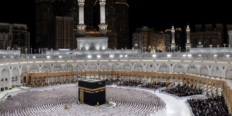 هيئة الحرمين تتيح خدمة “واتساب وشات الحرمين” بأكثر من 40 خدمة رقمية و7 لغات