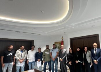 السفير المصري في أبوظبي يلتقي أبناء الجالية لمتابعة أوضاعهم في ظل التطورات الإقليمية