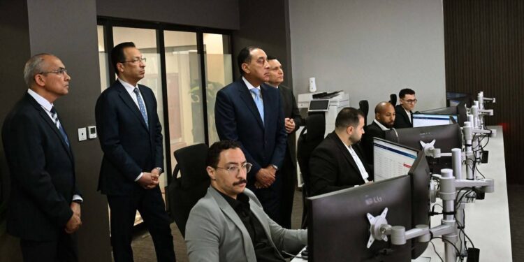 رئيس الوزراء يتفقد مركز التحكم والسيطرة والدعم الفني بالعاصمة الجديدة