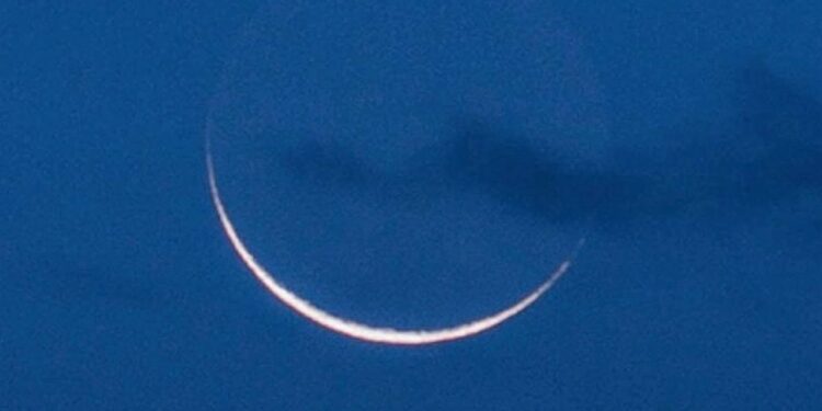 الليلة : هلال ذي القعدة يزين السماء