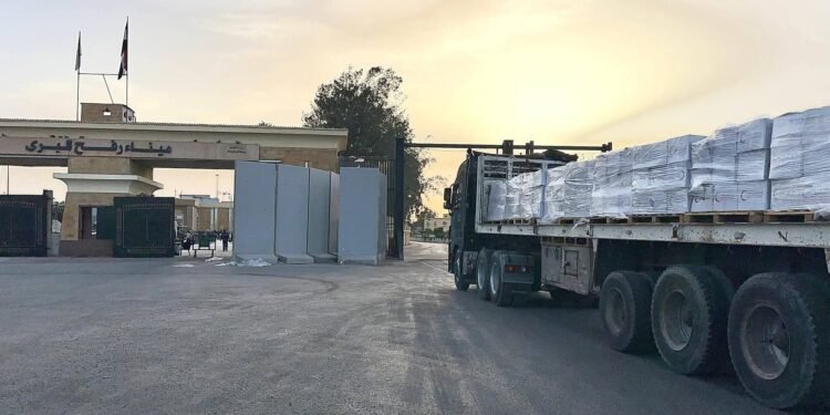 الهلال الأحمر يطلق قافلة «زاد العزة» 194 بحمولة أكثر من 3 آلاف طنًا من المساعدات الإنسانية الشاملة لدعم الأشقاء الفلسطينيين