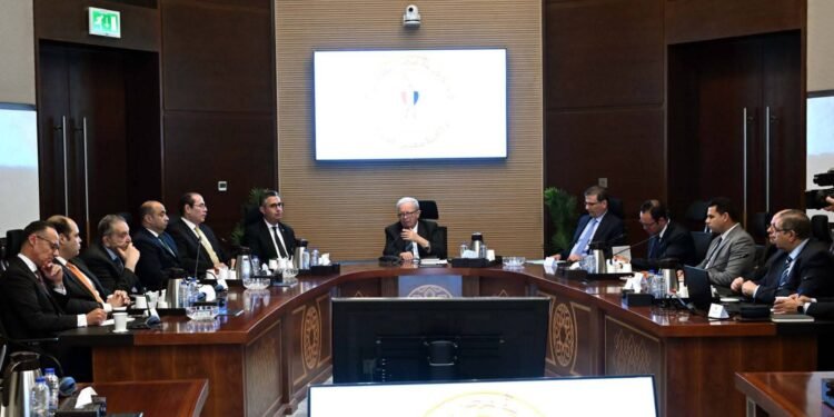 نائب رئيس الوزراء للشئون الاقتصادية يتابع موقف زيادة الاحتياطي الاستراتيجي من السلع الغذائية