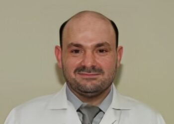 *د.أحمد نبيل أخصائي الباطنية بمستشفيات الحمادي:**الإرتكارية بين تقلبات المناخ وخلل الجهاز المناعي*