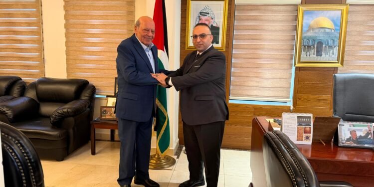 أحمد ناصر الصوير يبحث مع السفير الفلسطيني بالأردن آفاق الاستثمار الوطني ودعم صمود غزة