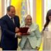 الرئيس السيسي يقبل رأس د. آمال إسماعيل خلال مراسم تكريم العلماء والمفكرين باحتفالية المولد النبوي