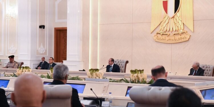 الرئيس السيسى يعقد اجتماعًا موسعًا بالحكومة وقادة الجيش والشرطة والعمد والمشايخ