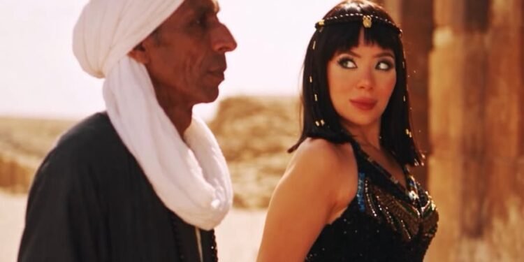 برفقة حارس مقبرة إخناتون.. إيرينا يسري ملكة جمال مصر تروّج للسياحة المصرية من سقارة