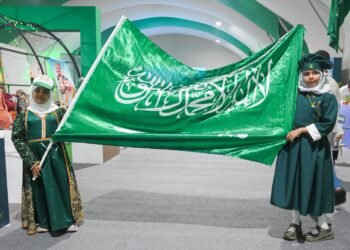 الأهازيج الوطنية والمسرح التفاعلي يجذبان زوار اليوم الوطني في الرامس