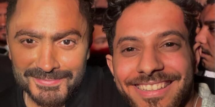 إيماناً بالمواهب الجديدة.. تامر حسني يدعم المطرب مؤمن خالد قبل حفلته بساقية الصاوي