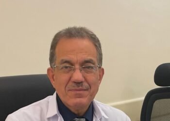 *د.صبري زيادة استشاري جراحة العظام بمستشفيات الحمادي.. يجيب على التساؤل**‏هل يجب علاج  تبسط  القدم على الأطفال مبكرا ولماذا؟*